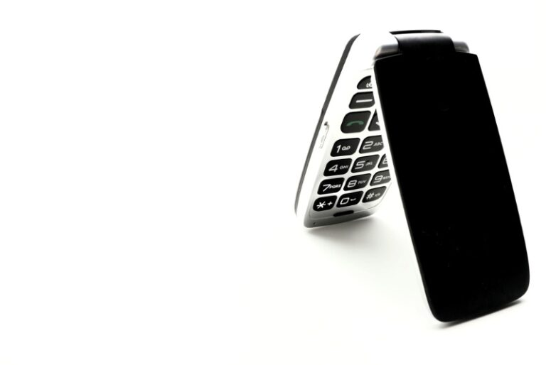 7 Best Flip Phones For Senior Citizens Smart Consumer Insider